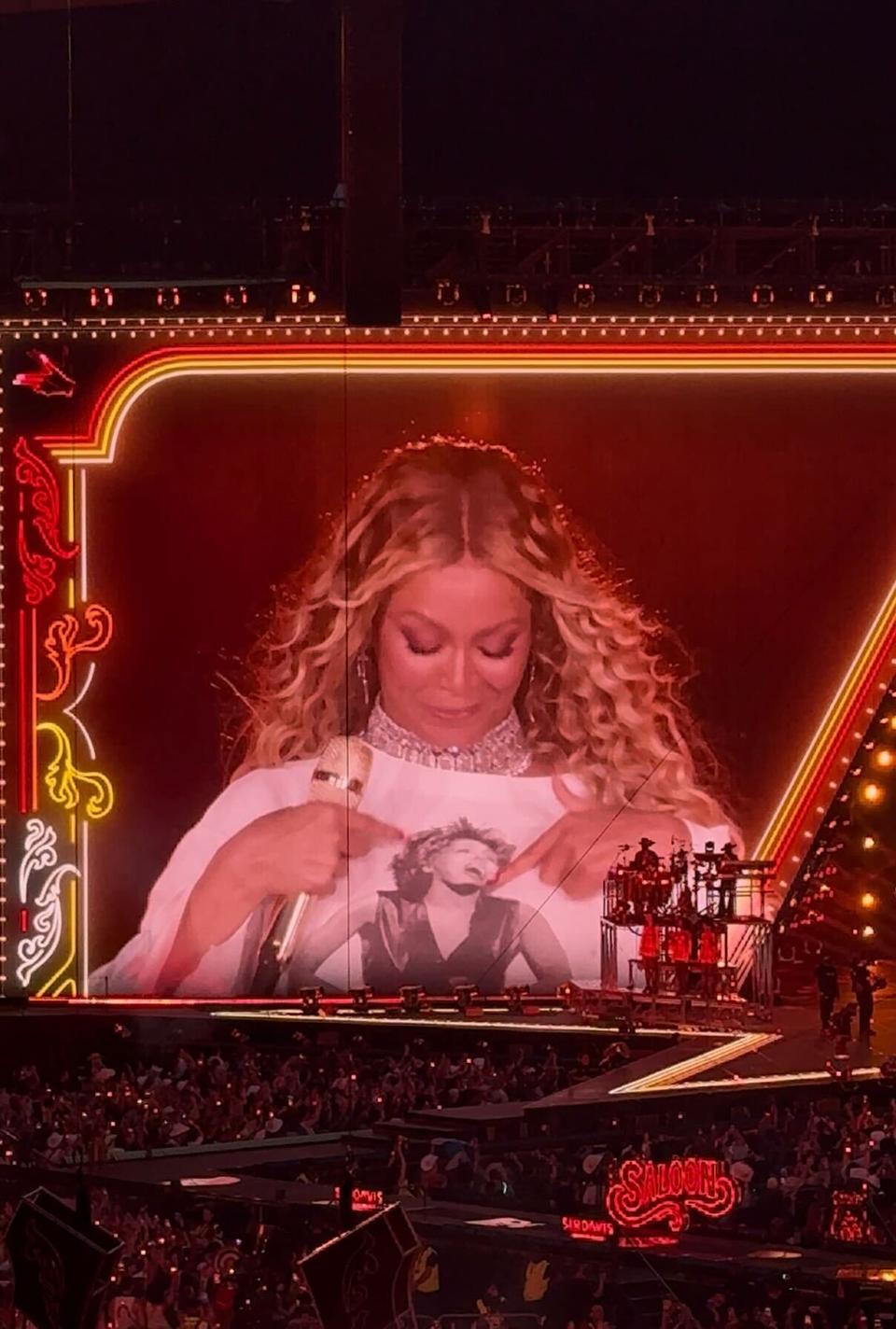 Beyonce fights back tears in emotional moment as she pays tribute to ...